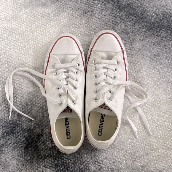 Converse Shoes - White Converse low tops - Sz 7